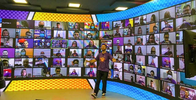 Tiago Lopes apresentando uma convenção de vendas em evento corporativo