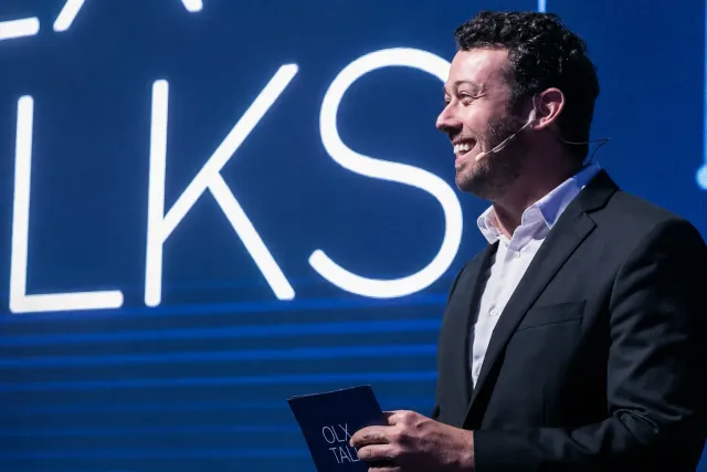 Tiago Lopes como apresentador de evento corporativo