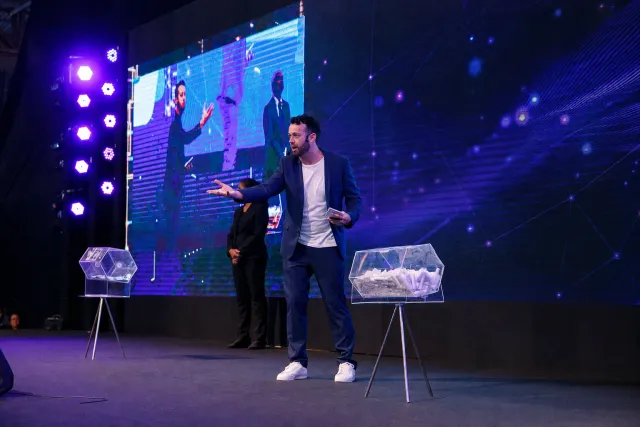 Tiago Lopes apresentando talk show em evento corporativo