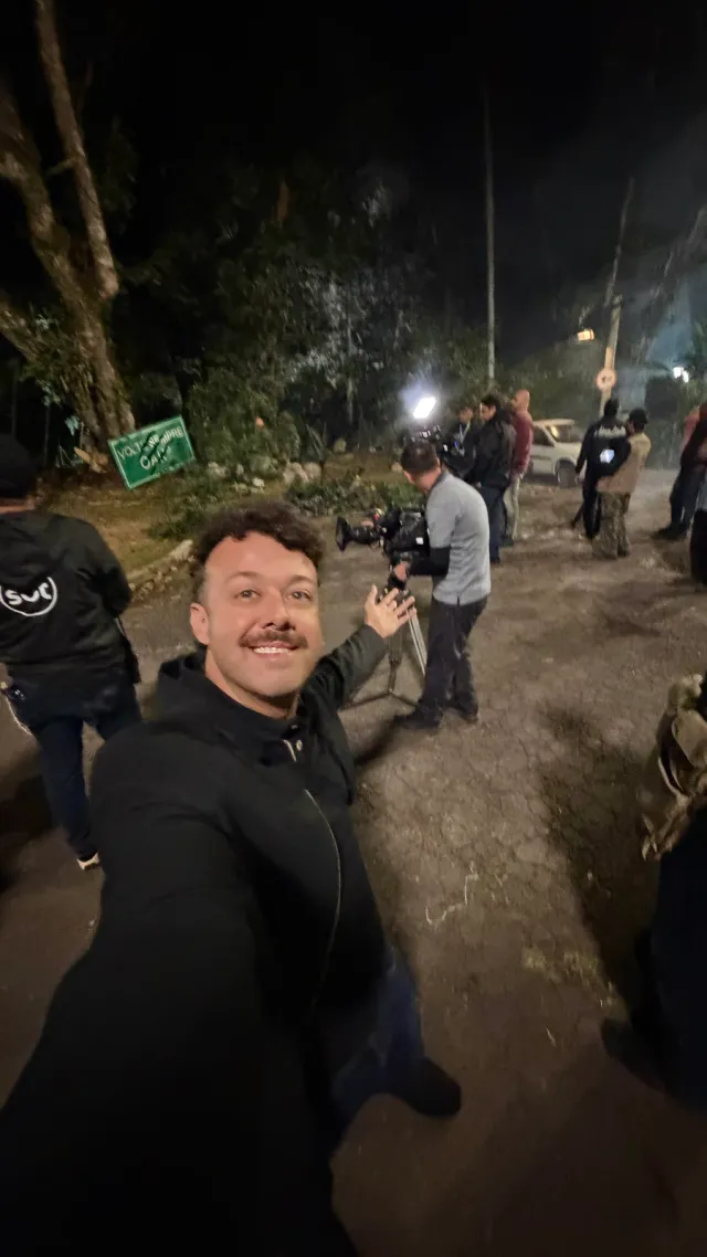 Tiago Lopes nos bastidores de uma gravação noturna com a equipe de filmagem