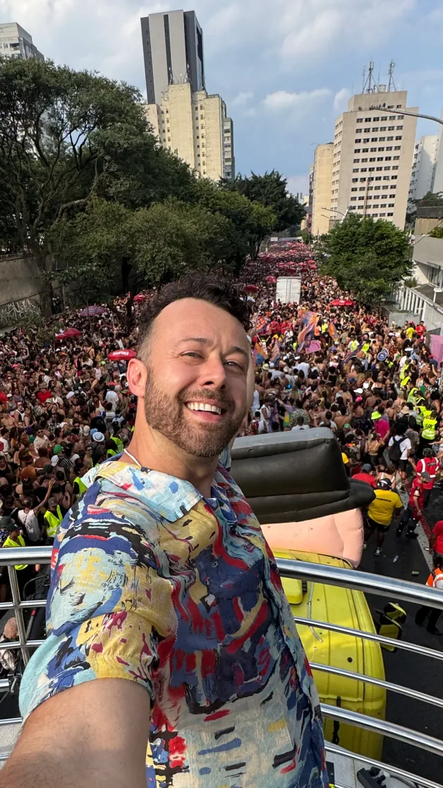 Tiago Lopes no Carnaval de São Paulo em meio ao público