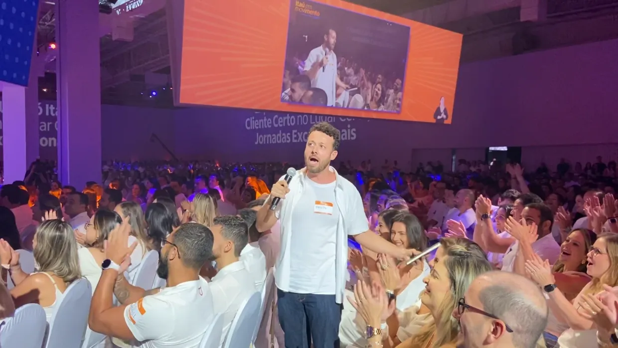 Tiago Lopes em intervenção ao vivo como ator em evento do Itaú