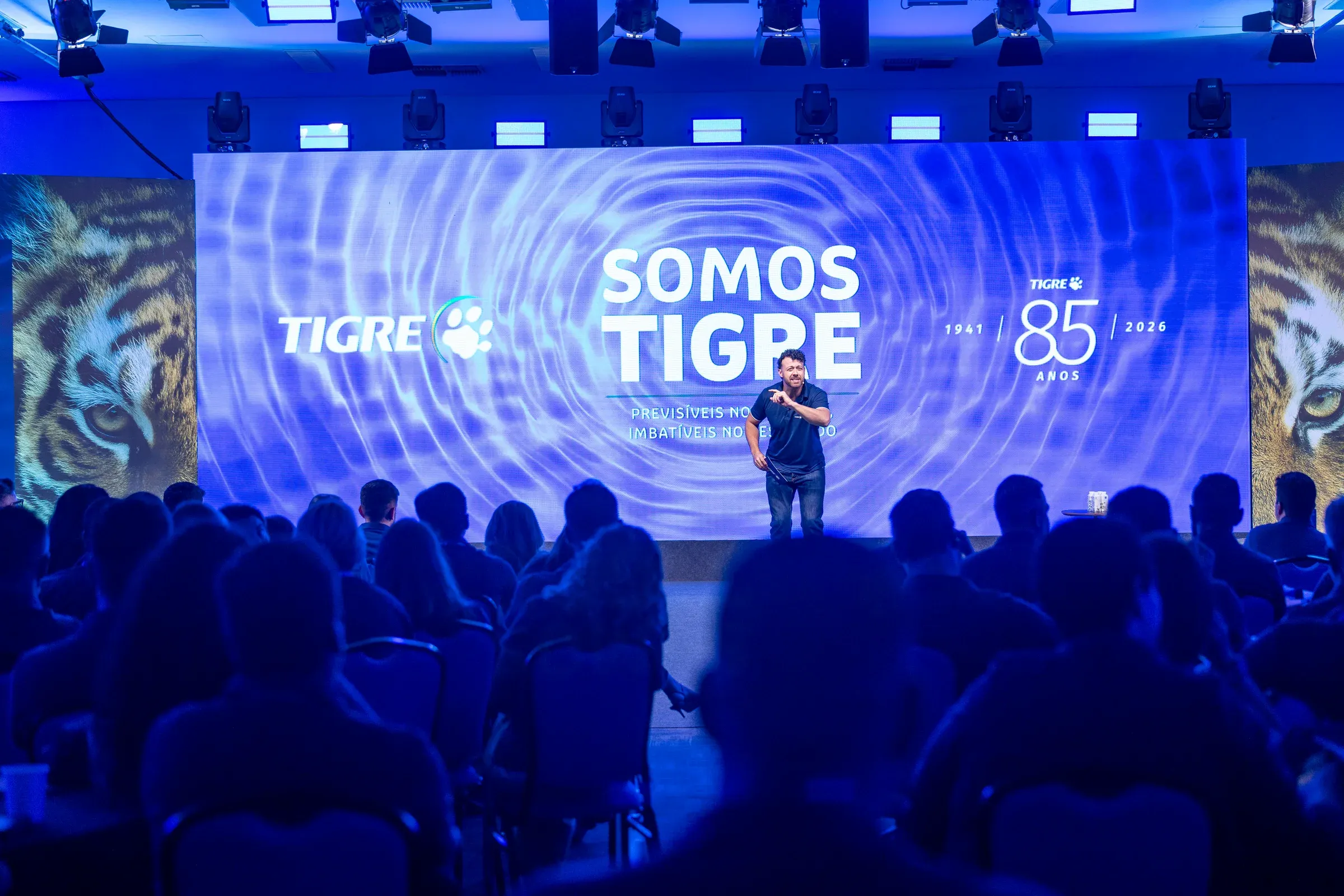 Tiago Lopes como Mestre de Cerimônias em evento corporativo