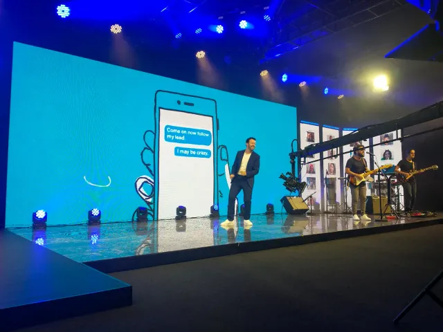 Tiago Lopes no palco de evento corporativo