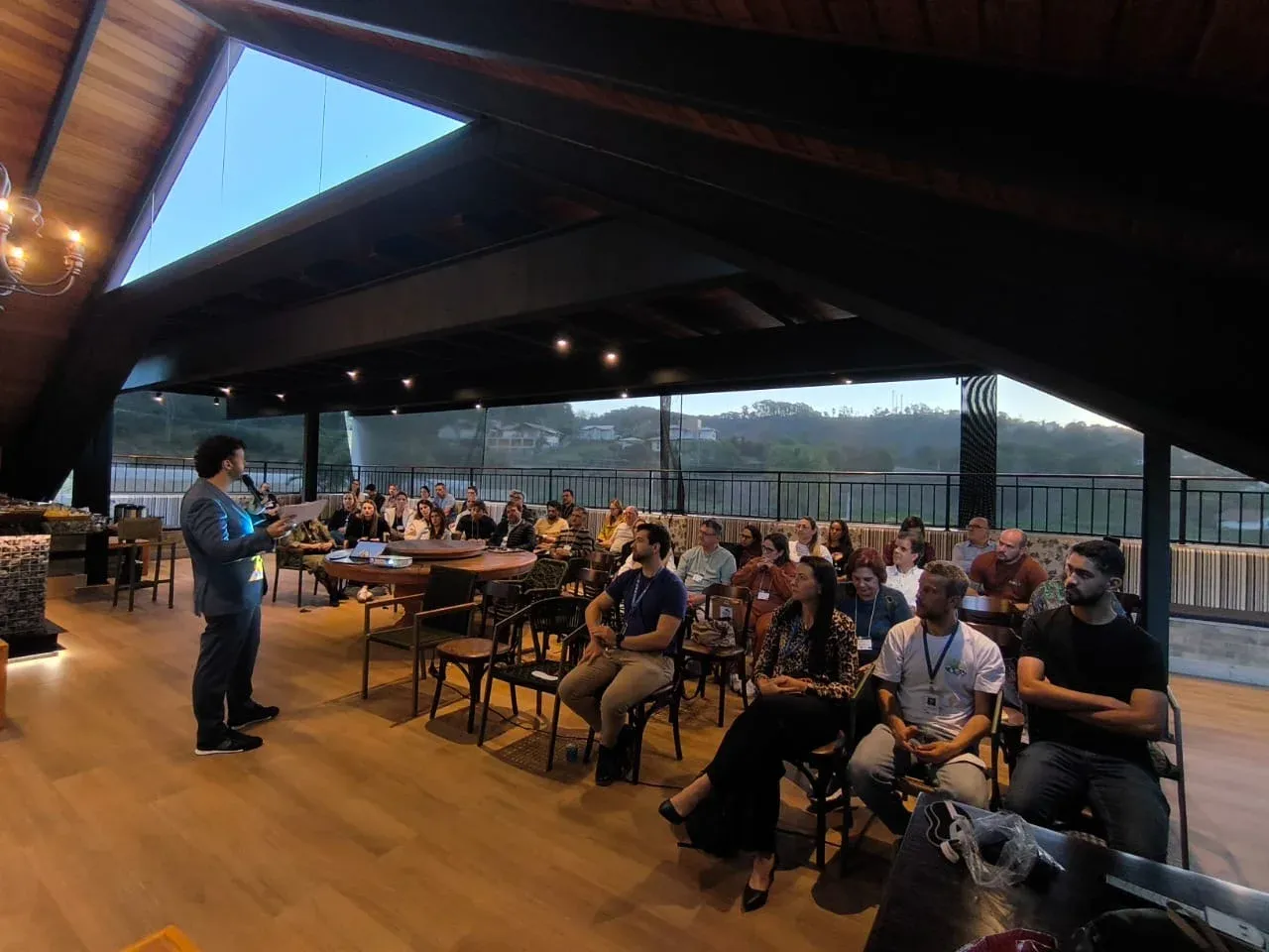 Tiago Lopes apresentando a palestra Pilotando Sua Viagem