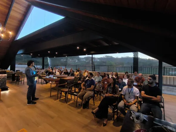Tiago Lopes apresentando a palestra Pilotando Sua Viagem