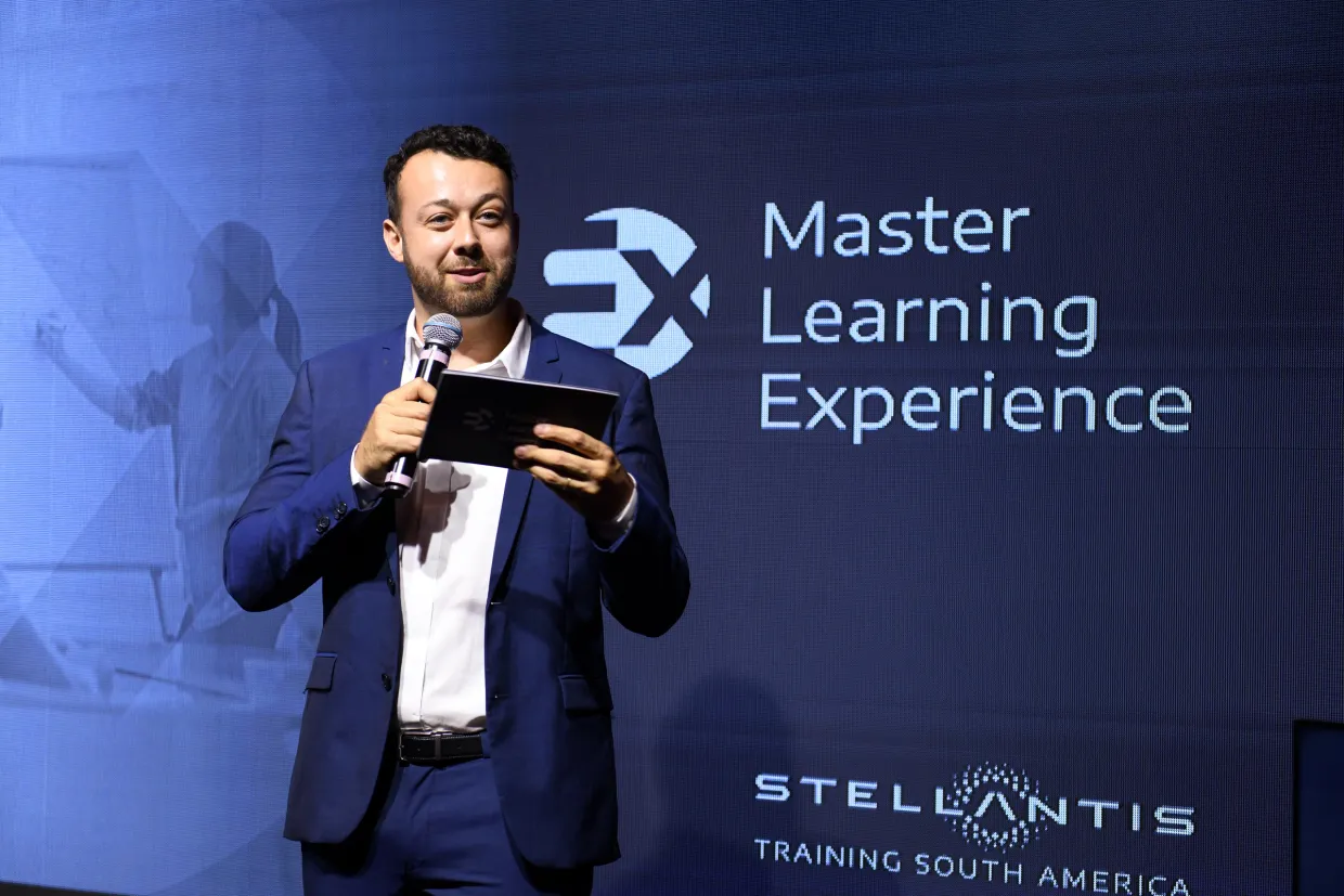 Tiago Lopes apresentando o Master Learning Experience da Stellantis