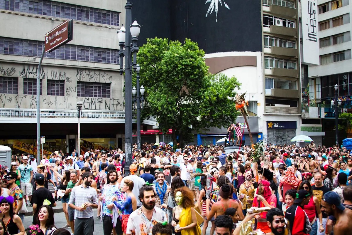 pessoas aglomeradas, na cidade de São Paulo comemorando o carnaval