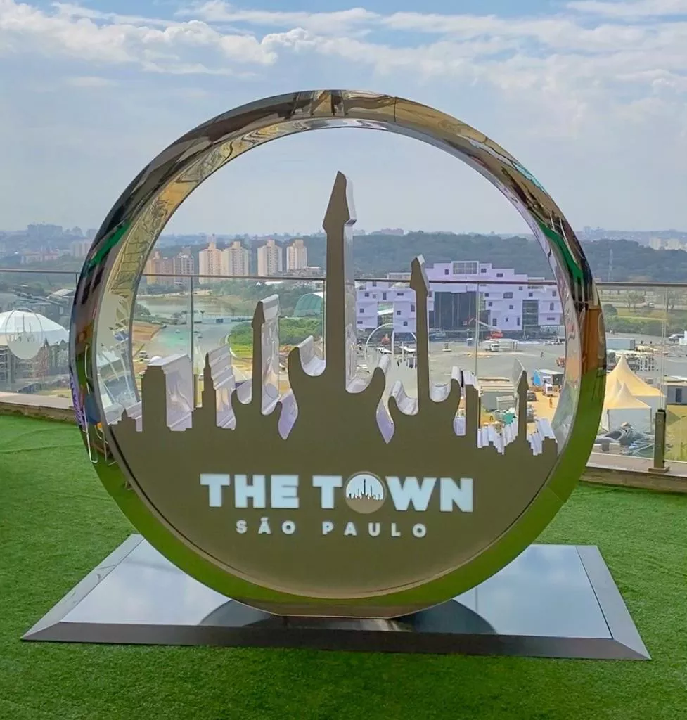 the town tiago lopes